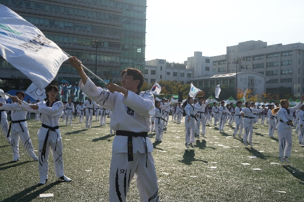 극동방송 창사 70주년 기념 '홈커밍데이’ ‘어둠을 찢는빛: 70년의 수호신’ 주제 태권도 시범공연 선보여 대표이미지